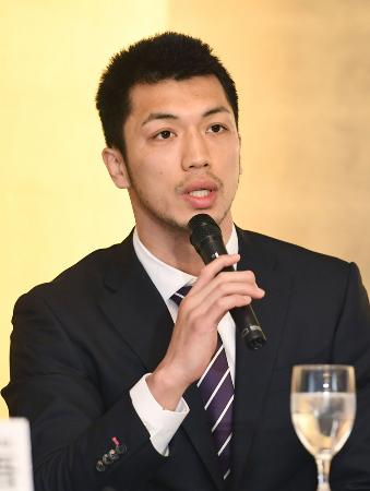 記者会見する、WBAミドル級2位の村田諒太=4月3日午後、東京都内のホテル