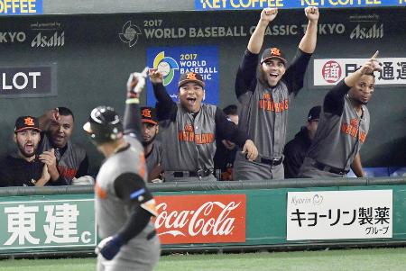 キューバ―オランダの3回、バレンティン(手前)の2打席連続本塁打に大喜びのオランダベンチ=東京ドーム
