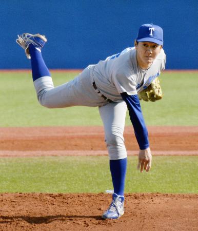 東京六大学野球リーグの新人戦「フレッシュリーグ」の慶大戦に登板した東大3年の40歳、伊藤一志投手=神宮