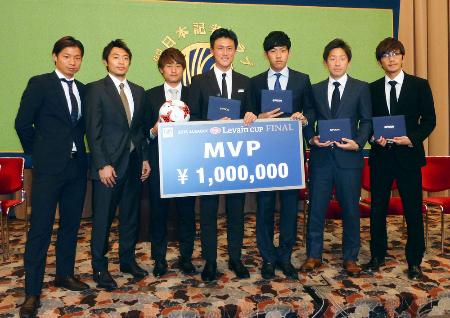 「スプーンファウンデーション」の記者会見で写真に納まるサッカーJ1浦和の李忠成選手(中央)ら=4月4日、東京・内幸町の日本記者クラブ