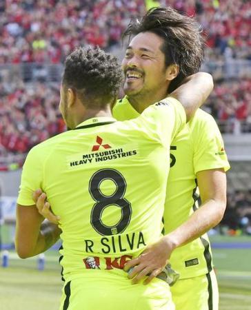 J1 FC東京―浦和 前半、先制ゴールを決め、ラファエルシルバ(8)と抱き合って喜ぶ浦和・興梠=味スタ