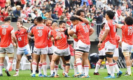 ブルズ戦で今季初勝利を挙げ、矢富(21)と抱き合って喜ぶ田中らサンウルブズフィフティーン=秩父宮