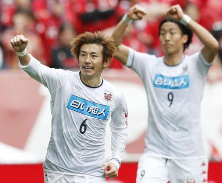 J1 浦和―札幌 前半、ゴールを決め喜ぶ札幌・兵藤。右は都倉=埼玉スタジアム