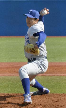 東京六大学野球リーグの新人戦「フレッシュリーグ」慶大戦に先発した東大3年の40歳、伊藤一志投手=15日、神宮球場