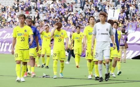 J1 FC東京―広島 FC東京に敗れ引き揚げる広島イレブン=味スタ