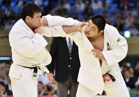 ウルフ・アロン(左)を攻める王子谷剛志。延長の末、優勢勝ちで優勝を果たした=日本武道館