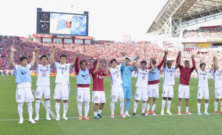 J1 浦和―鹿島 浦和に勝利しサポーターにあいさつする鹿島イレブン=埼玉スタジアム