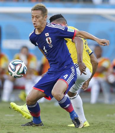 サッカーのワールドカップ、ブラジル大会のコロンビア戦でプレーする本田圭佑(ほんだけいすけ)選手=2014年6月(共同)
