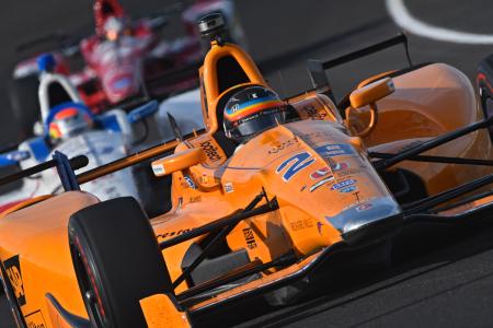 米中西部のインディアナポリス・モータースピードウエーで行われている公式予選に向けた練習走行を走るアロンソ=INDYCAR