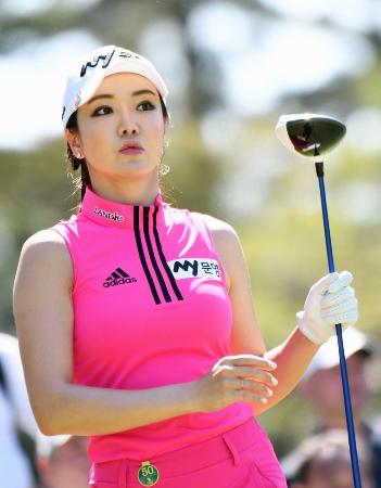 日本女子ツアーのデビュー戦となったサロンパス杯ゴルフ第2日、通算5オーバーで58位のアン・シネ=茨城GC