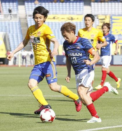 J1 横浜M―仙台 後半、競り合う仙台・大岩(左)と横浜M・斎藤=日産スタジアム
