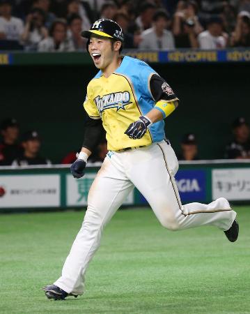 ロッテ戦の3回、本塁打を放ち、笑顔の日本ハム・近藤=東京ドーム