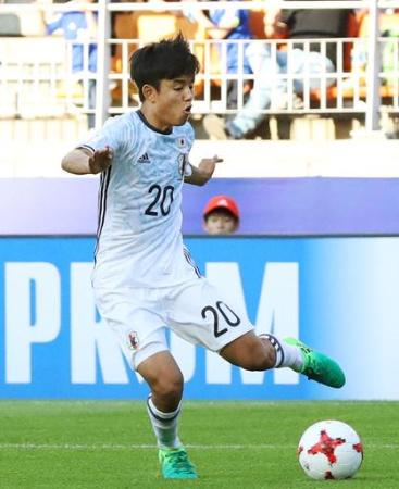 南アフリカ戦で、勝ち越し点につながるパスを出す久保=21日、水原(共同)