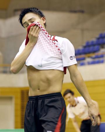 優勝を決め、涙を拭う桃田賢斗=さいたま市記念総合体育館