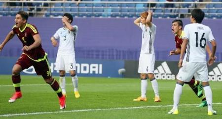 サッカーU―20W杯 日本―ベネズエラ 延長後半、ゴールを許し、頭を抱える板倉(左から3人目)ら=大田(共同)