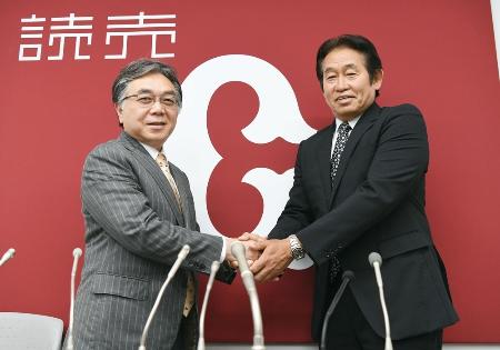 記者会見を終え、握手する巨人の石井一夫新社長(左)と鹿取義隆新GM兼編成本部長=13日午後、東京・大手町の球団事務所