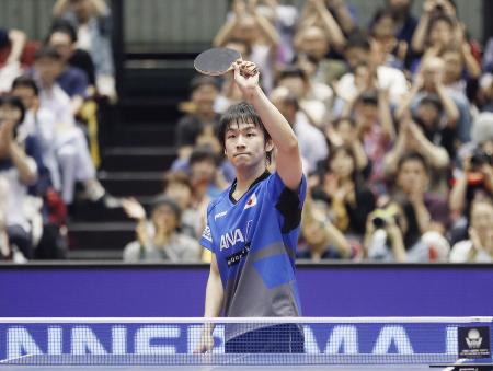 男子シングルス準々決勝で敗れ、観客の拍手に応える丹羽孝希=東京体育館