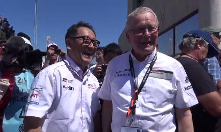 決勝レース終了直後に笑顔で言葉を交わすトヨタの豊田章男社長(左)とポルシェ監査役会の会長を務めるウォルフガング・ポルシェ博士=ルマン(撮影・田口浩次)