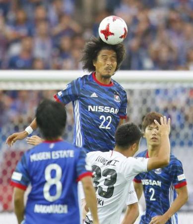 J1 横浜M―神戸 前半、ヘディングでクリアする横浜M・中沢=日産スタジアム