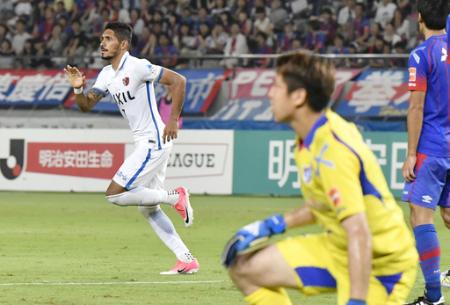 J1 FC東京―鹿島 後半、同点となる自身2点目のゴールを決め、駆けだす鹿島・ペドロジュニオール(左)=味スタ