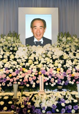 上田利治氏の通夜で、祭壇に置かれた遺影=7月5日午後、横浜市青葉区