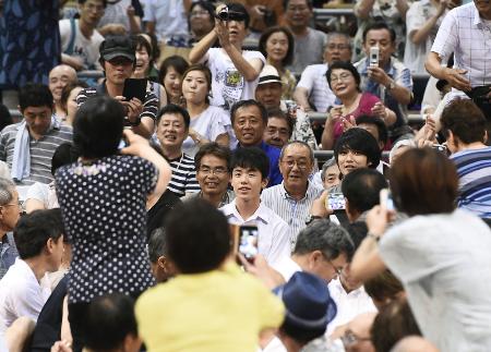 大相撲名古屋場所を観戦に訪れ、観客の注目を集めた将棋の藤井聡太四段(中央手前)=7月12日午後、名古屋市の愛知県体育館