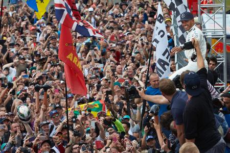 母国で行われた英国GPで4連覇を果たし喜ぶルイス・ハミルトンと熱烈に祝福する観客=メルセデス・AMG・F1