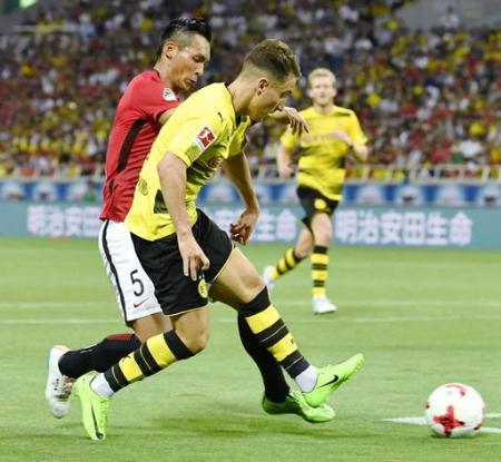 サッカー国際親善試合 浦和―ドルトムント 後半、同点ゴールを決めるドルトムントのモル。奥は浦和・槙野=埼玉スタジアム
