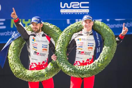 ラリー・フィンランドでWRC初優勝を果たし喜ぶラッピ(右)=TOYOTA GAZOO Racing
