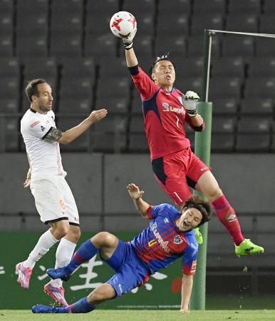 5月に行われたJルヴァン杯1次リーグのFC東京―大宮で、シュートをセーブするFC東京の大久保択。地道な努力がJ1デビューとなった神戸戦で報われた=味スタ