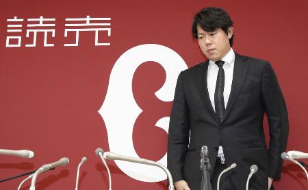 記者会見を終え、席を立つプロ野球巨人の山口俊投手=8月18日午後、東京・大手町の球団事務所
