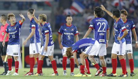 FC東京を破り喜ぶ斎藤(左端)ら横浜Mイレブン=日産スタジアム