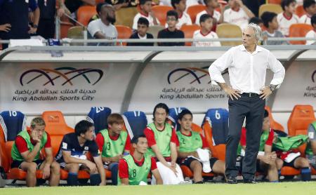 サッカーW杯アジア最終予選のサウジアラビア戦で、後半、ベンチ前で険しい表情を見せるハリルホジッチ監督=5日、ジッダ(共同)