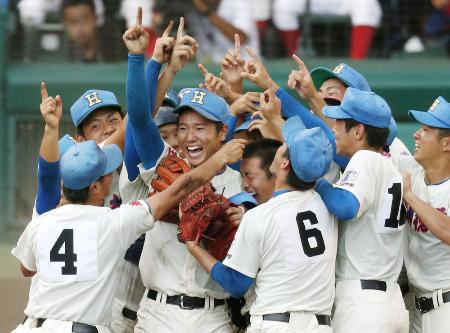 広陵を破って初優勝を決め喜ぶ清水(手前左から2人目)ら花咲徳栄ナイン=甲子園
