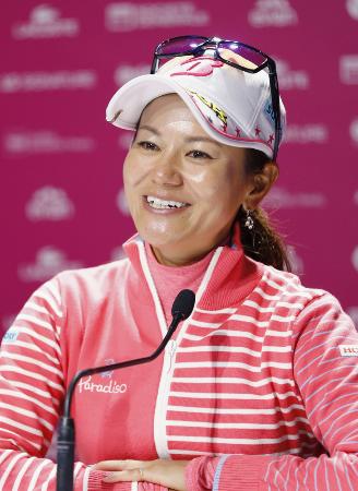 現役最後のラウンドを終え、記者会見する宮里藍=17日、エビアン・リゾートGC(共同)