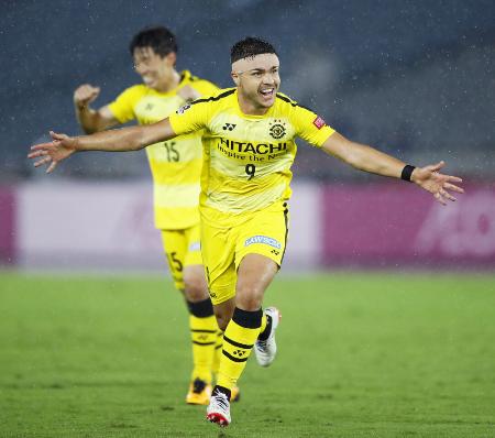 横浜M―柏 後半、同点となるFKを決めて喜ぶ柏・クリスティアーノ=日産スタジアム
