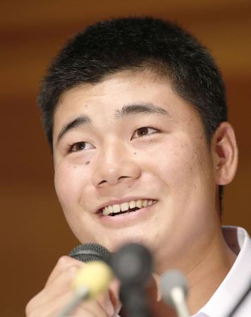 記者会見でプロ志望を表明し、笑顔を見せる早実高の清宮幸太郎選手=9月22日午後、東京都内
