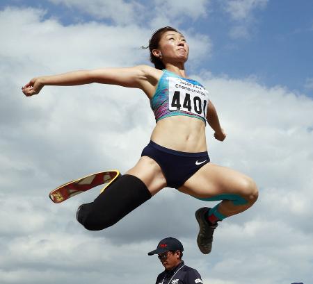 陸上ジャパンパラの女子走り幅跳び(切断などT44)で優勝した中西麻耶=とうほう・みんなのスタジアム