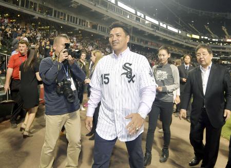 エンゼルス戦の始球式を務めたホワイトソックスOBでロッテの井口資仁内野手=28日、シカゴ(共同)