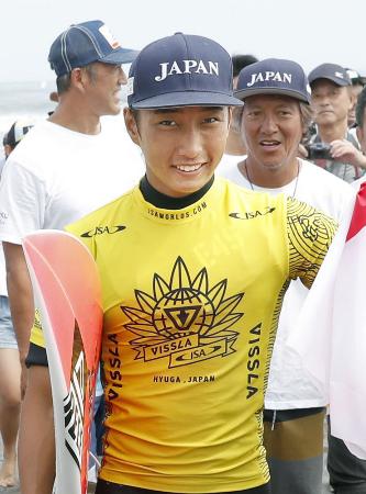 サーフィン世界ジュニア選手権男子16歳以下の部を日本選手で初制覇した安室丈=宮崎県日向市
