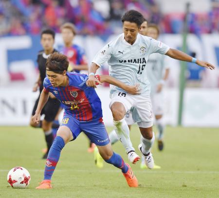 FC東京―磐田 後半、競り合うFC東京・東(左)と磐田・山田=味スタ