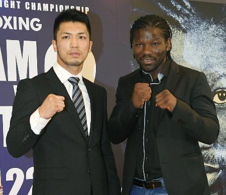 再戦が決まりポーズをとる、WBAミドル級王者のアッサン・エンダム選手(右)と村田諒太選手=8月3日、東京都内