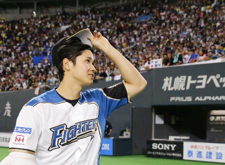今季本拠地最終戦を終え、ファンの歓声に応える日本ハムの大谷翔平選手=10月4日、札幌ドーム