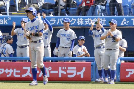 東京六大学野球リーグの法大戦で、4回の田口の3ランを喜ぶ東大の選手たち。法大に連勝し東大は15年ぶりの勝ち点を挙げた=10月8日、神宮球場