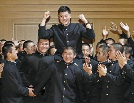 日本ハムから1位指名を受け、笑顔でガッツポーズする早実高の清宮幸太郎内野手=10月26日午後、東京都国分寺市