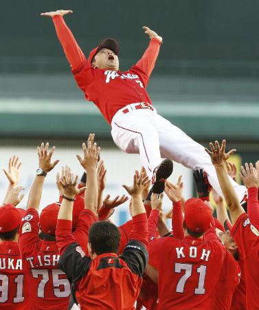 2年連続のセ・リーグ優勝を決め、胴上げされる広島の緒方孝市監督=9月18日、甲子園球場