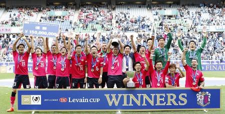 初優勝を果たし喜ぶC大阪イレブン=埼玉スタジアム