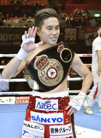 4月に5度目の防衛に成功し、ベルトを肩に笑顔の井岡一翔=エディオンアリーナ大阪