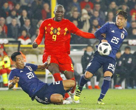 日本―ベルギー 前半、ベルギーのR・ルカクの突破を阻む槙野(左)、長沢(右)=ブリュージュ(共同)