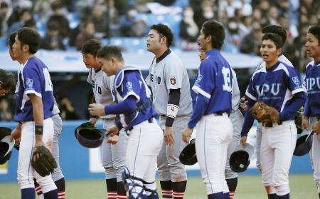 環太平洋大に敗れ、肩を落とす慶大・岩見(中央)=神宮